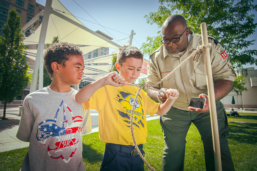 DenLeaderKnots Den Leader helping cub scouts tie knots